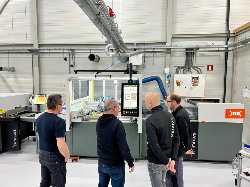 Medewerkers van Metafas bij de productiemachine in Asten